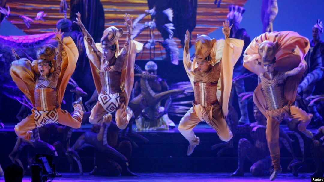 Bailarines de la obra "El Rey León" durante el número de apertura de los premios Tony en 2008.