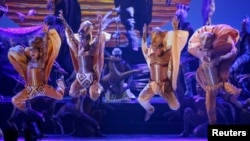 Bailarines de la obra "El Rey León" durante el número de apertura de los premios Tony en 2008.