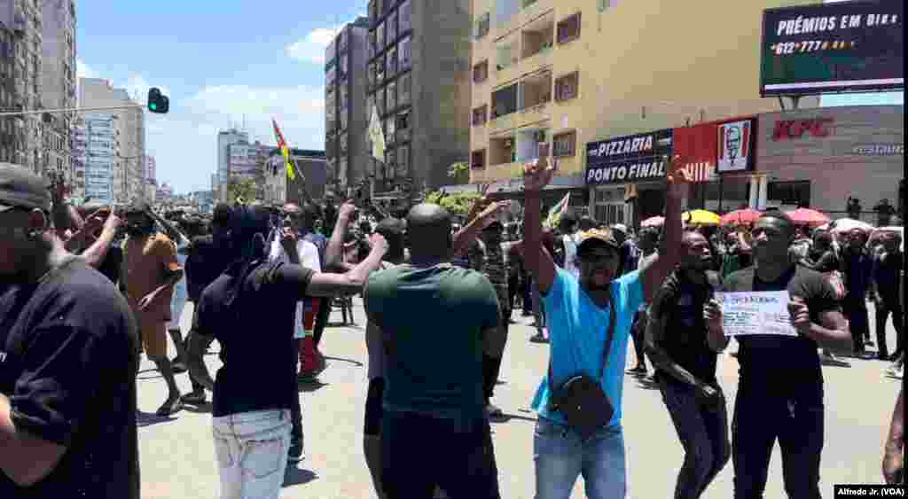 Pessoas marcham na zona entre as avenidas Eduardo Mondlane e Guerra Popular, também conhecida por zona do Ponto Final, em protesto contra os resultados eleitorais de 9 de outubro. 21 novembro 2024