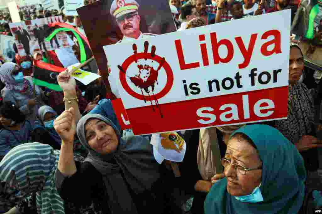 Wafuasi wa kiongozi wa wanamgambo wa Libya Khalifa Haftar washiriki katika mkusanyiko wa umma upende wa mashariki wa bandari ya mji wa Benghazi, Libya Julai 5, 2020. Mkusanyiko huo unapinga hatua ya Uturuki kuingilia kati masuala ya Libya. (Photo by Abdullah DOMA / AFP) 