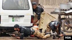 Polisi khusus Pakistan mengambil posisi siaga di luar masjid kota Lahore yang diserbu militan bersenjata, 28 Mei 2010.