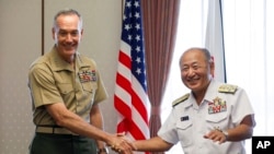 El jefe del Estado Mayor Conjunto de EE.UU., Joseph Dunford (izquierda) se reunió con el jefe del Estado Mayor de las Fuerzas de Autodefensa de Japón, almirante Katsutoshi Kawano, en Tokio, el viernes, 18 de agosto de 2017.