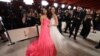 Aktris Stephanie Hsu dan Michelle Yeoh berpose untuk para fotografer saat tiba di ajang Oscars di Los Angeles, pada 12 Maret 2023. (Foto: Reuters/Mario Anzuoni)