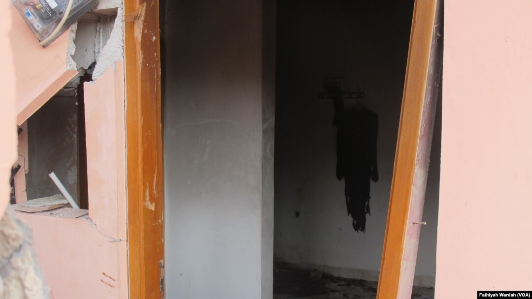Kamar 104 rumah kos-kosan yang dihuni terduga teroris DYN pasca bom yang ditemukan diledakkan oleh tim Gegana.