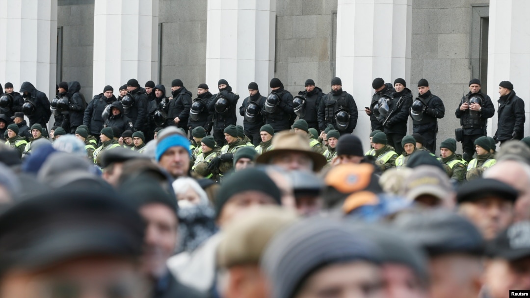 Фото з мітингу під Радою. Жовтеь 2017