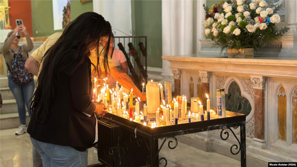 Devotos encienden velas para pedir la intercesión del beato venezolano o agradecer favores recibidos.