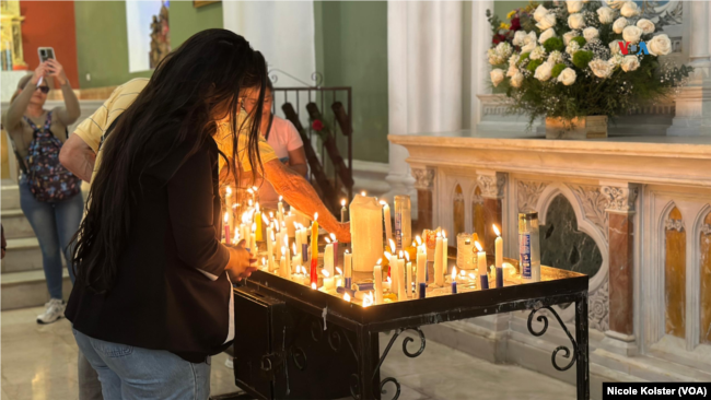 Devotos encienden velas para pedir la intercesión del beato venezolano o agradecer favores recibidos.