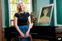 Cindy Mason, Directora de la Capilla del Día de la Madre en Grafton, West Virginia, el 22 de abril de 2008. La Capilla es la antigua iglesia metodista de Andrew donde se celebró el primer servicio religioso por el Día de la Madre hace más de 100 años. La ex residente de Grafton, Anna Jarvis comenzó la celebración del Día de la Madre.