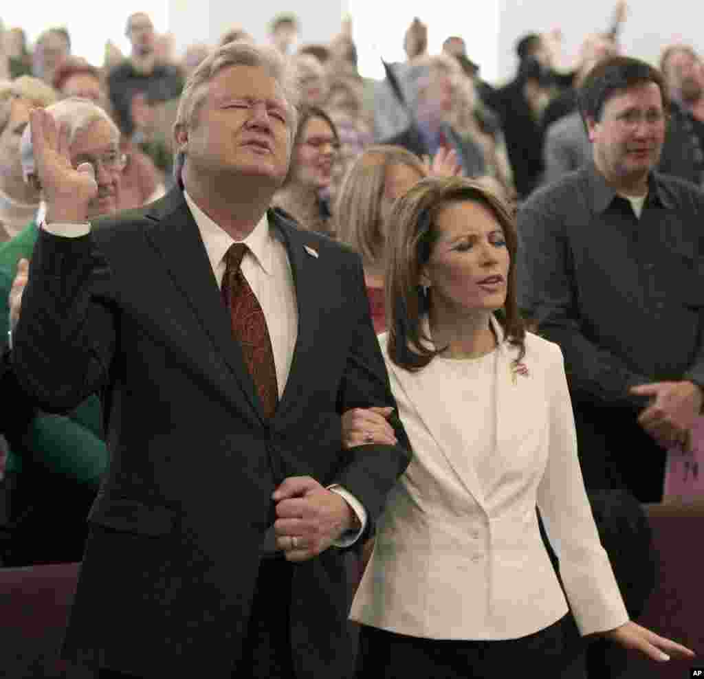Candidate Michele Bachmann and her husband Marcus attend services at Jubilee Family Church in Oskaloosa, Iowa, Sunday, Jan, 1, 2012. (AP)
