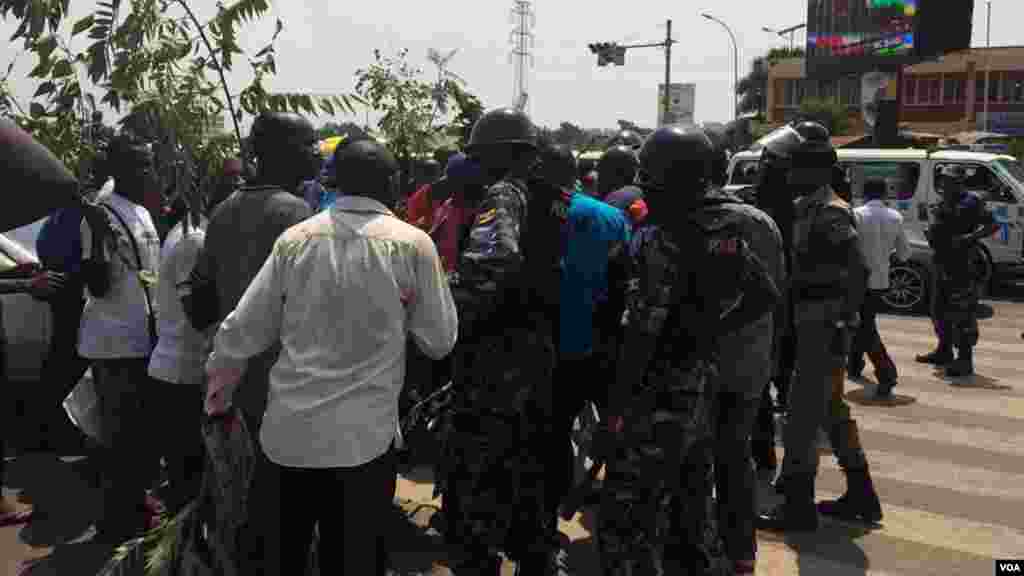 Les partisants de Kizza Besigye &nbsp;protestent aprés son arrestation à Kampala, Ouganda, 15 février 2016.