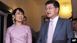 ျမန္မာ့ဒီမုိကေရစီေခါင္းေဆာင္ ေဒၚေအာင္ဆန္းစုၾကည္ႏွင့္ အေမရိကန္ ဒု-လက္ေထာက္ ႏုိင္ငံျခားေရး၀န္ႀကီး မစၥတာ ဂ်ဳိးဇက္ ယြန္းတုိ႔ ေတြ႕ဆုံစဥ္။ ေမ ၁၉၊ ၂၀၁၁။
