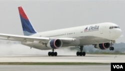 Pesawat Delta Airlines yang mengalami masalah mesin, mendarat kembali di Bandara John F. Kennedy di New York.