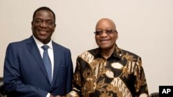Emmerson Mnangagwa, ancien vice-président du Zimbabwe, à gauche, serre la main du président sud-africain Jacob Zuma lors d'une courte visite à Pretoria, Afrique du Sud, 22 novembre 2017. 
