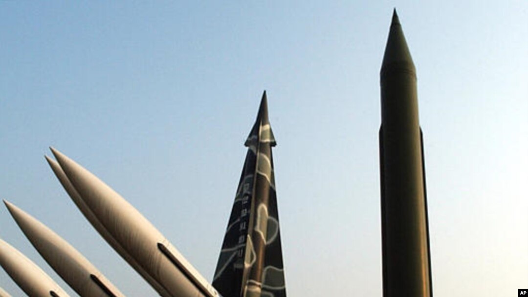 Tugu Misil Scud-B milik Korea Utara (kanan) dan Misil Korea Selatan di Museum Peringatan Perang Korea di Seoul (Foto: dok). Para diplomat PBB mensinyalir adanya pelanggaran sanksi PBB atas Pyongyang karena Korut dicurigai telah mengirimkan komponen misil balistik ke Suriah.