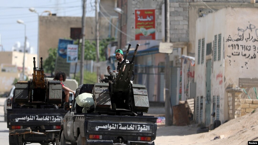 Abasirikare ba reta ya Libiya yemewe n'amakungu mu micungararo ya Tripoli, Libiya, 10/04/2019. 