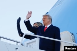 លោក Donald Trump និងភរិយា Melania Trump លើកដៃលាអ្នកគាំទ្រ ពេលឡើងយន្តហោះធ្វើដំណើរចេញពីមូលដ្ឋានទ័ព Joint Base Andrews ក្នុងរដ្ឋ Maryland ទៅកាន់រដ្ឋ Florida ពេលលោកបញ្ចប់អាណត្តិប្រធានាធិបតី នៅថ្ងៃពុធ ទី២០ ខែមករា ឆ្នាំ២០២១។