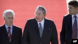 El gobernante cubano Raúl Castro es escoltado en el aeropuerto de Santiago de Chile tras su llegada para la cumbre de CELAC.