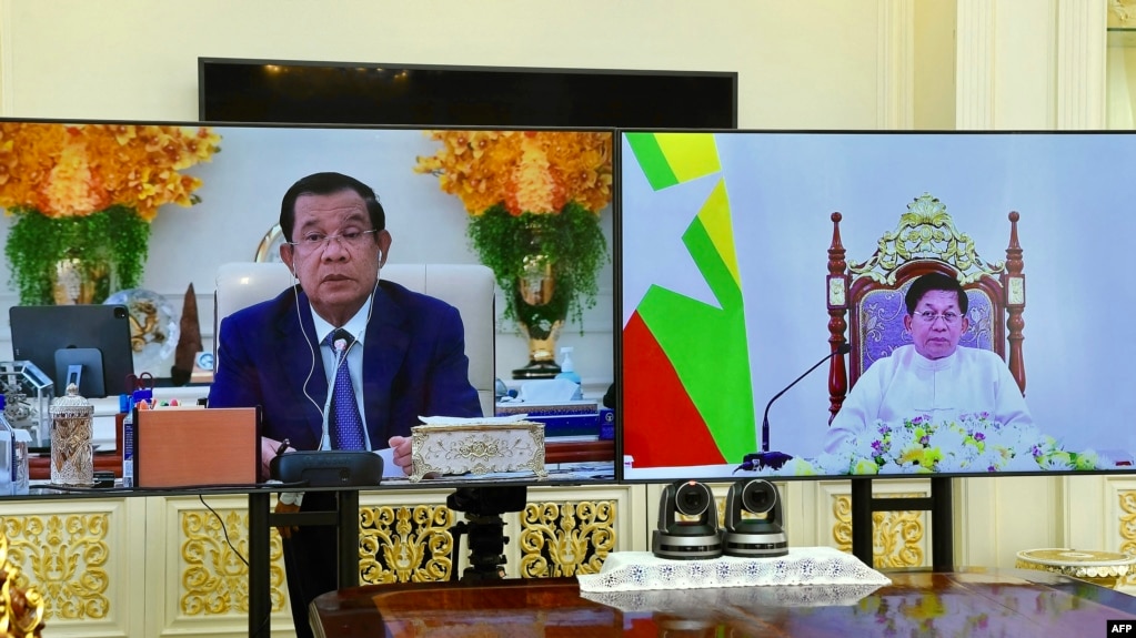 ကမ္ဘောဒီးယားဝန်ကြီးချုပ်(ဟောင်း) ဟွန်ဆန် နဲ့ စစ်ခေါင်းဆောင် ဗိုလ်ချုပ်မှူးကြီး မင်းအောင်လှိုင်တို့ အွန်လိုင်းကနေ ဆွေးနွေးကြစဥ်။ (ဇန်နဝါရီ ၂၆၊ ၂၀၂၂/AFP)