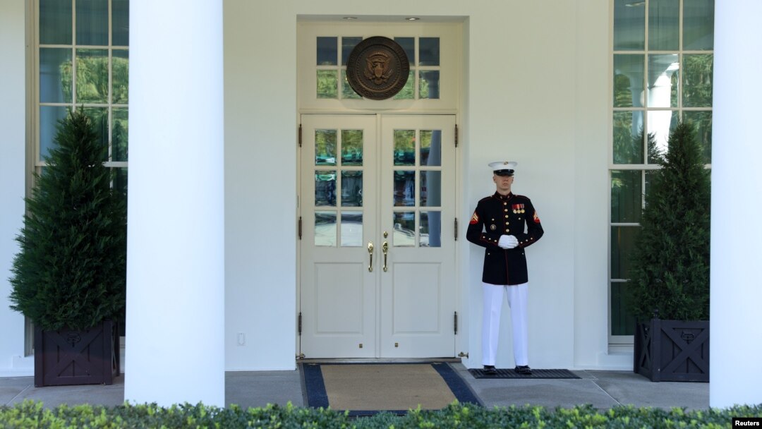 Seorang marinir berjaga di West Wing, yang menjadi penanda bahwa Presiden Donald Trump sedang bekerja di ruang kerjanya Oval Office, di Gedung Putih, Washington, Rabu, 7 Oktober 2020. Trump menghindari tampil di publik karena masih proses pemulihan dari C