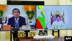 PM Kamboja Hun Sen (kiri) mengadakan percakapan melalui video dengan Jenderal Myanmar Min Aung Hlaing, hari Rabu (26/1). 