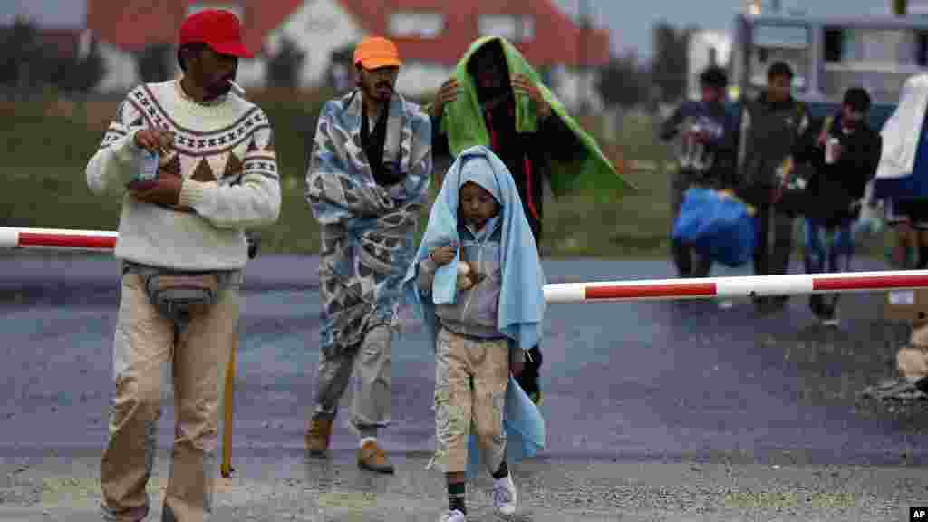 Les migrants arrivent à la frontière austro-hongroise dans Nickelsdorf, Autriche, 5 septembre 2015. &nbsp;