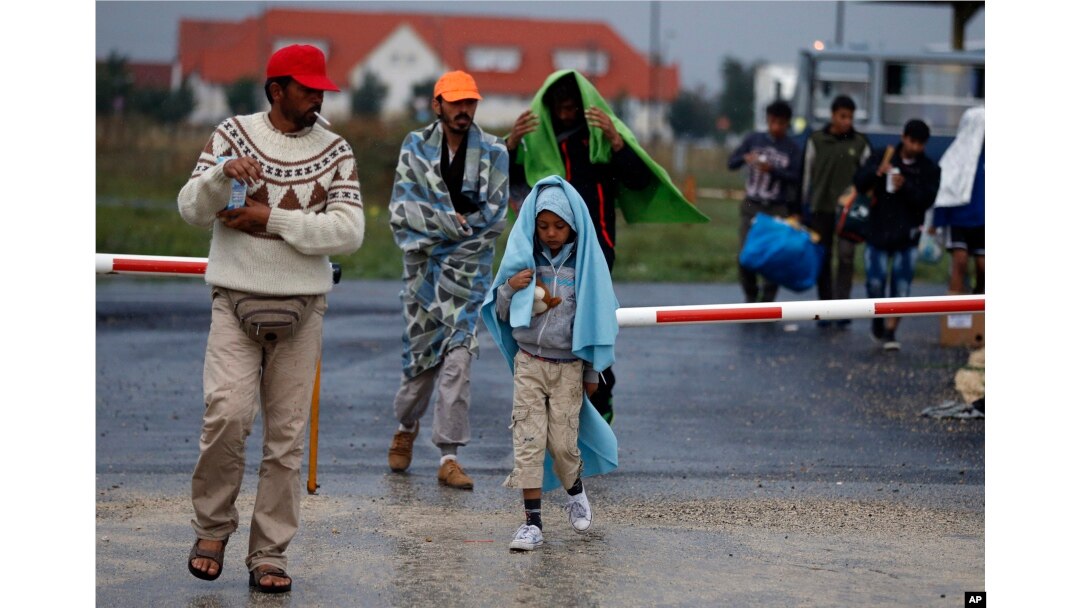 Para migran tiba di perbatasan Hungaria-Austria di Nickelsdorf, Austria, 5 September 2015.