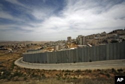 Une section, près de Jérusalem, de la muraille de sécurité érigée par Israël