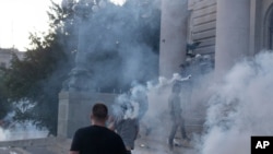 اعتراضات به تصمیمات دولت برای مقابله با کرونا در صربستان به خشونت کشیده شد