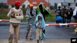 Migrants arrive at the Hungarian-Austrian border in Nickelsdorf, Austria, Sept. 5, 2015. 