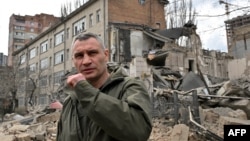 El alcalde de Kiev, Vitali Klitschko, visita el lugar de un ataque con misiles en Kiev el 25 de marzo de 2024, en medio de la invasión rusa de Ucrania.
