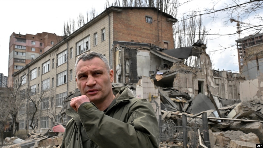 Thị trưởng Kyiv Vitali Klitschko thị sát hiện trường vụ tấn công tên lửa hôm 25/3