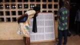 Une liste électorale à l'extérieur d'un bureau de vote du quartier Agoe à Lomé le 20 décembre 2018, lors de la procédure de vote pour les élections législatives.