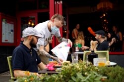 İngiltere'de restoranlar Temmuz ayında yeniden müşteri kabul etmeye başlamıştı.