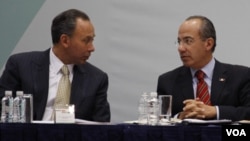 El presidente de México, Felipe Calderón, (d) con el gobernador de Chihuahua, uno de los estados fronterizos.