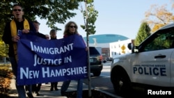 Para demonstran mengadakan doa bersama antar agama untuk keadilan imigran di depan gedung federal, tempat imigran ilegal asal Indonesia harus melaporkan diri, di Manchester, New Hampshire, 13 Oktober 2017. 