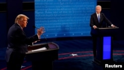 Le président américain Donald Trump et l'ancien vice-président Joe Biden lors du débat présidentiel final au Curb Event Center de l'Université Belmont à Nashville, Tennessee, États-Unis, le 22 octobre 