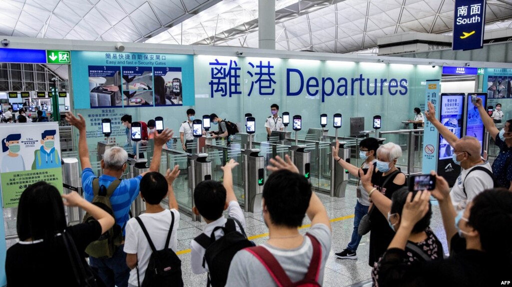 上世纪50到80年代许多中国人逃到香港追求自由生活，然而2020年7月香港国安法施行后，大批香港人开始逃离香港。图为2021年7月22日香港国际机场出境大厅内许多民众向离港亲友挥手道别。(photo:VOA)