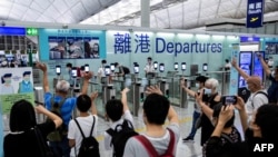 上世纪50到80年代许多中国人逃到香港追求自由生活，然而2020年7月香港国安法施行后，大批香港人开始逃离香港。图为2021年7月22日香港国际机场出境大厅内许多民众向离港亲友挥手道别。