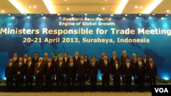Para menteri perdagangan APEC berfoto bersama seusai pertemuan di Surabya, 21 April 2013 (VOA/Petrus Rizki).