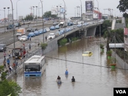 Even before the peak rainy season, flooding has closed roads and displaced thousands in Jakarta, Feb. 10, 2015. (A. Lala/VOA)