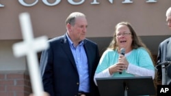 La funcionaria Kim Davis aparece en esta foto junto al aspirante presidencial republicano, Mike Huckabee, en Kentucky, poco después de ser puesta en libertad.