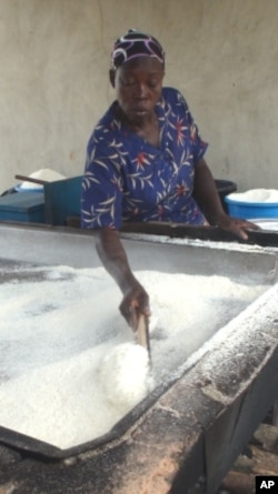 Transforming cassava into processed foods preserves the harvest and increases incomes.