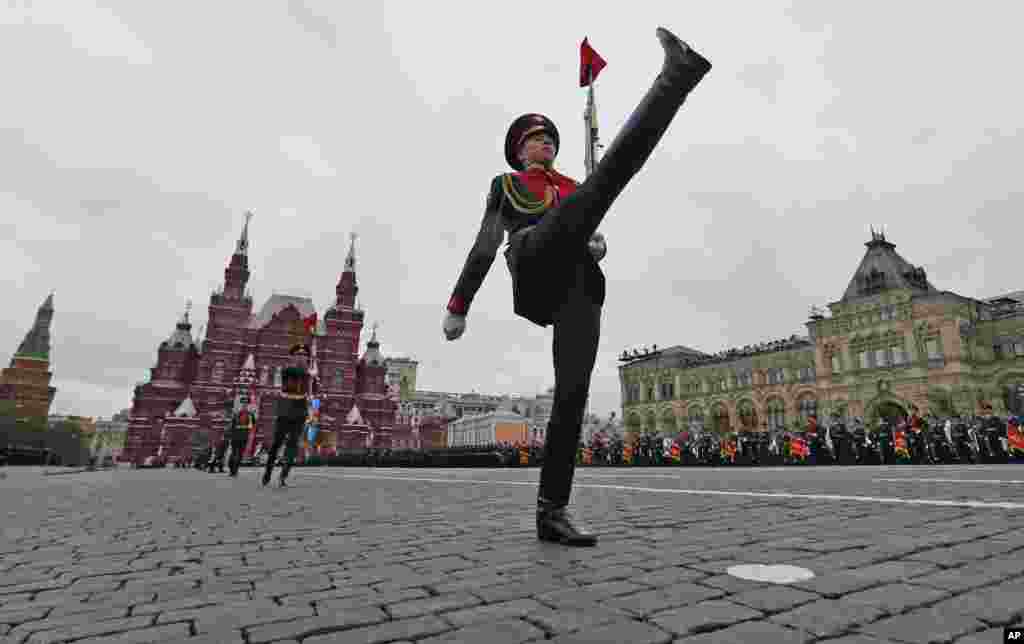 رژه&nbsp; ارتش روسیه&nbsp; در میدان سرخ مسکو&nbsp; به مناسبت هفتاد و دومین سالگرد پیروری اتحاد جماهیر شوروی بر آلمان در جنگ جهانی دوم