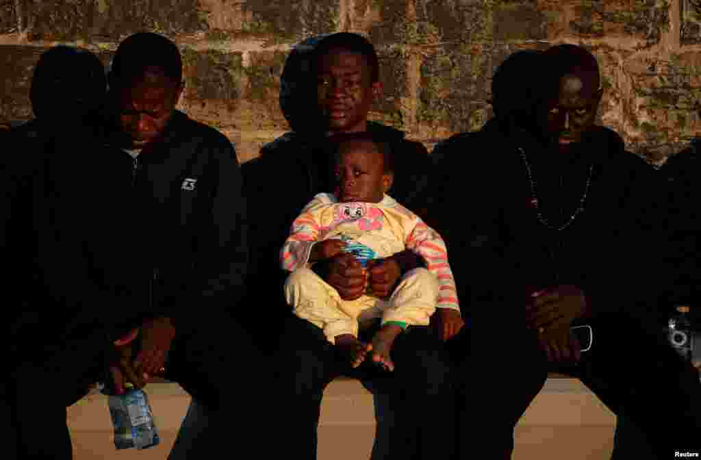 نگاه نگران و متعجب کودک مهاجر پس از آنکه گروه های امداد اسپانیا به وسیله قایق های نجات او و سایر مهاجران را از آبهای دریای مدیترانه نجات دادند.