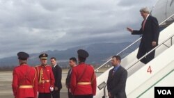 ລັດຖະມົນຕີການຕ່າງປະເທດ ສະຫະລັດ ທ່ານ John Kerry ຍ່າງລົງຈາກເຮືອບິນໃນຂະນະທີ່ເດີນທາງຮອດນະຄອນຫຼວງ Tirana, ປະເທດ Albania. 14 ກຸມພາ, 2016. (Pam Dockins/VOA)
