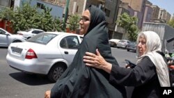 Mary Razaian (derecha), madre del corresponsal del Washington Post detenido en Irán Jason Razaian, y su esposa Yeganeh Salehi, salen de la corte revolucionaria en Teherán.