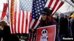 Como una muestra de apoyo más al movimiento, el vicepresidente Mike Pence y su esposa Karen Pence subieron a la tarima para presentar el mensaje del presidente.