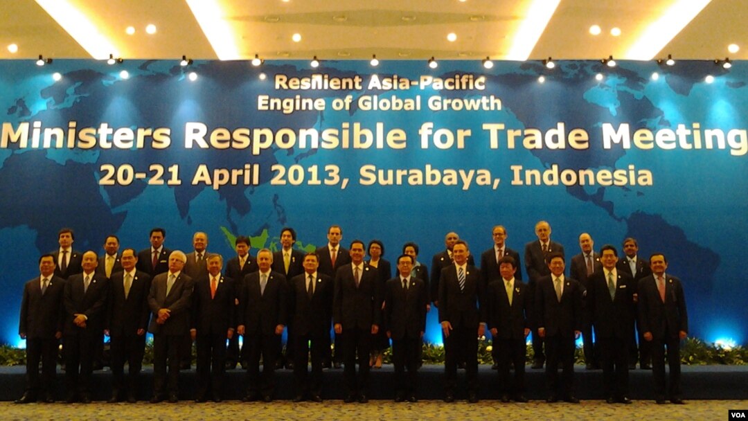 Para menteri perdagangan APEC berfoto bersama seusai pertemuan di Surabya, 21 April 2013 (VOA/Petrus Rizki).