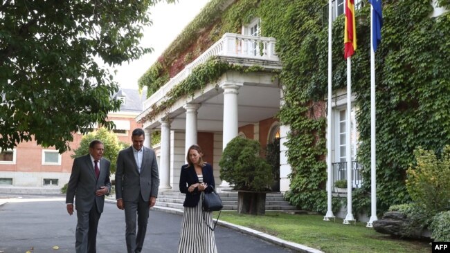 En esta fotografía tomada y publicada por la oficina del Primer Ministro español La Moncloa el 12 de septiembre de 2024, Pedro Sánchez se reúne con el candidato de la oposición venezolana Edmundo González Urrutia y su hija.