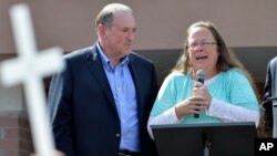 Kim Davis (kanan) bersama bakal Capres Partai Republik Mike Huckabee setelah dibebaskan dari tahanan di Grayson, Kentucky (8/9).